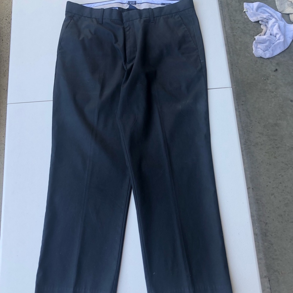 Men’s Gap khakis Black, 36x30 Relaxed Fit 9.5” Leg